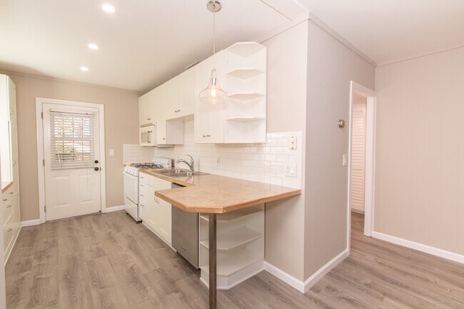 Building Photo - Updated Craftsman 2-Bed / 1-Bath W/ Private Yard/Storage/Washer/Dryer in South Park!