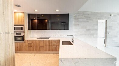 Building Photo - 200 Biscayne Blvd Way