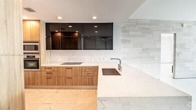 Building Photo - 200 Biscayne Blvd Way