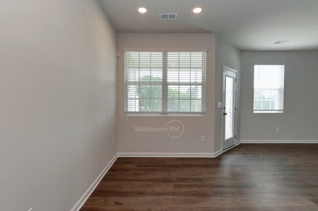Building Photo - Beautiful 3 Bedroom/2.5 Bath Townhome in C...