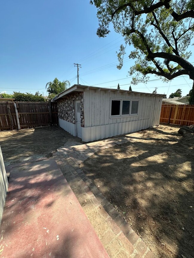 Building Photo - Charmingly remodeled