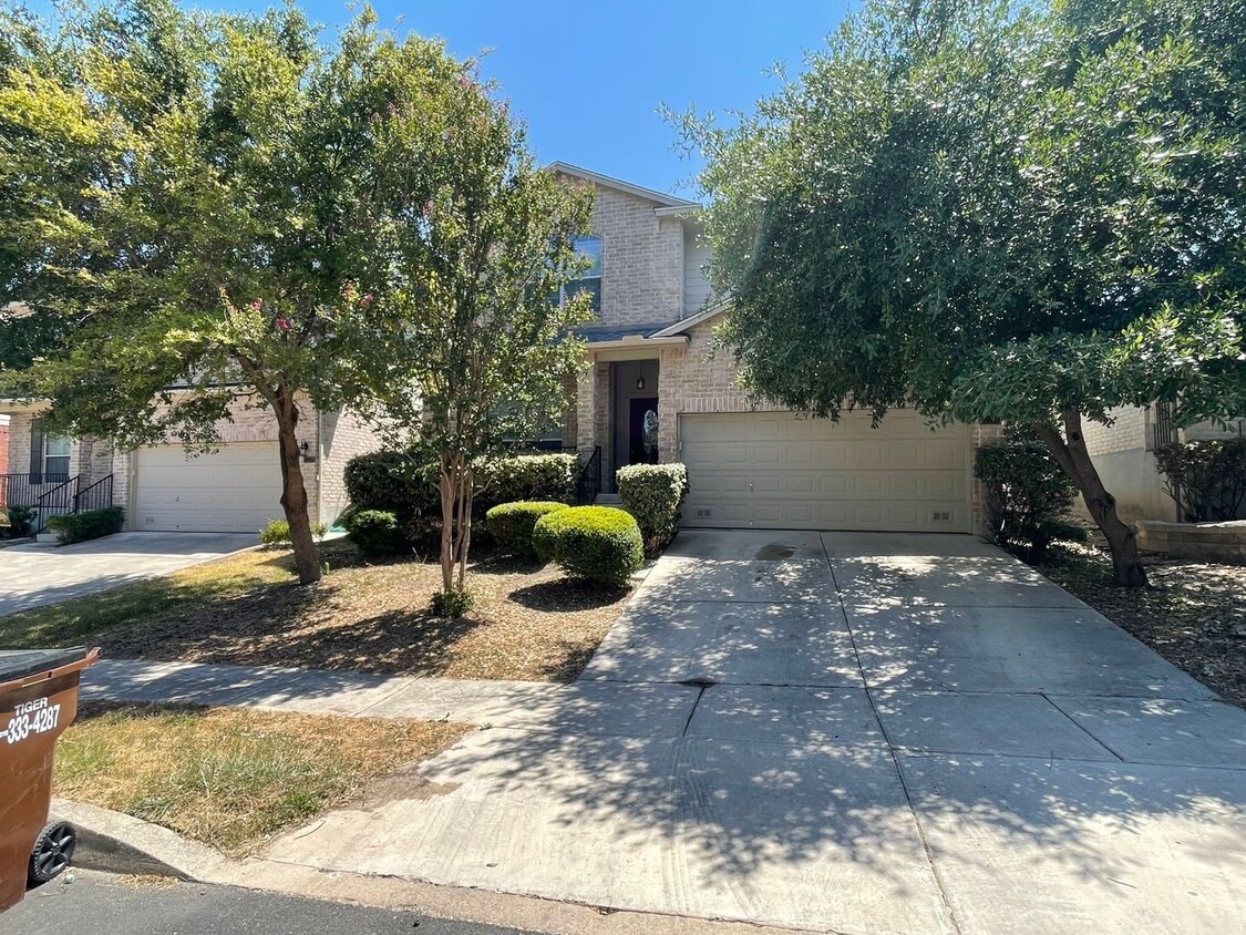 3 Bedroom/2.5 Bathroom Alamo Ranch Subdiv... House Rental in San