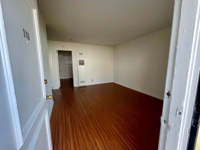 Building Photo - $500 OFF 1ST MONTHS RENT!!! 1 Bedroom 1 Ba...