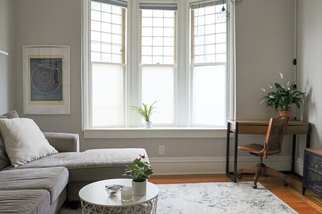 Foto del edificio - 2413 DuPont Ave S