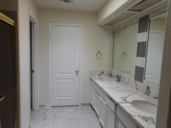 Building Photo - 9479 N Whitehouse Dr