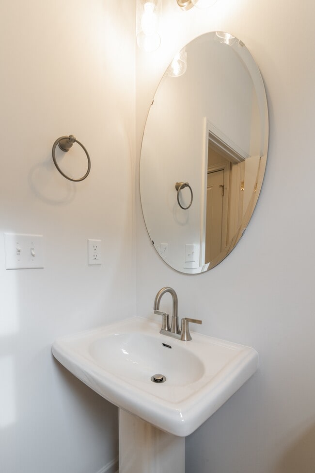 Foto del edificio - 2719 Capitol Dr