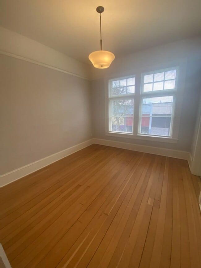 Building Photo - Updated 1-Bedroom, 1-Bath Apartment in Cot...
