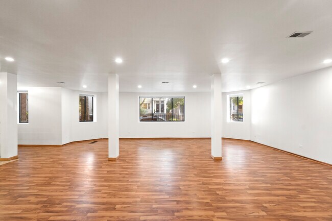Open Concept - 1516 W Roscoe St