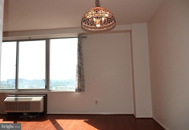 Foto del edificio - 9701 Fields Rd