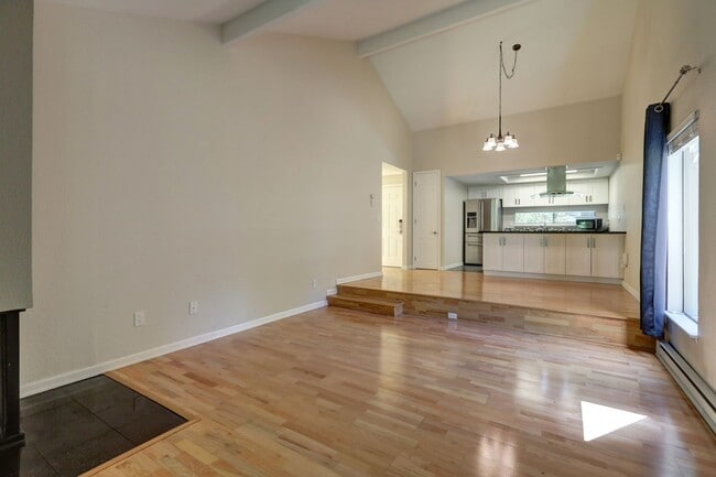 Building Photo - Amazing Bridle Trails 3BR 1.75BA Townhome ...