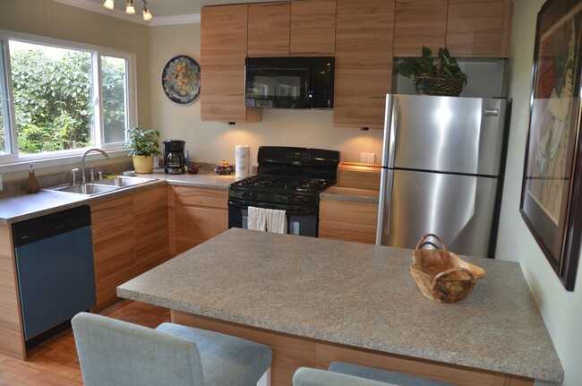 Fully-stocked kitchen - 11 Brooks Pl