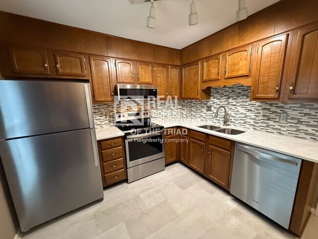 Foto del edificio - 3 Bedroom/ 2.5 bath Townhouse in Greensboro
