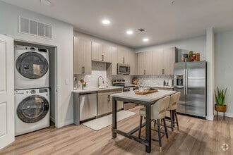 Interior Photo - Perimeter Pointe