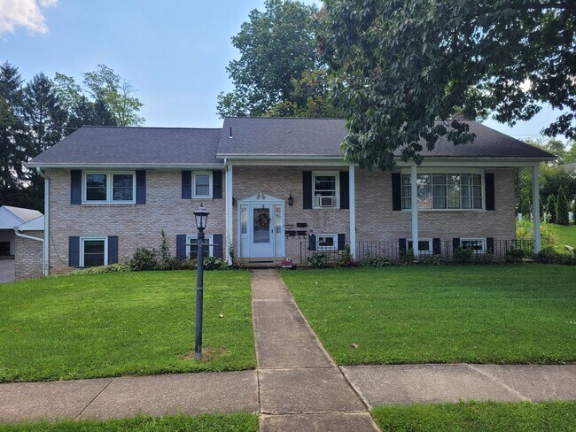 Building Photo - 250 E Cedar St