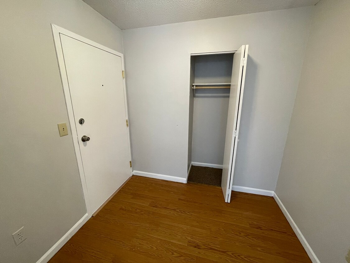 Foto principal - Hamden 2 Bed Condo w/ Dishwasher and Off-S...