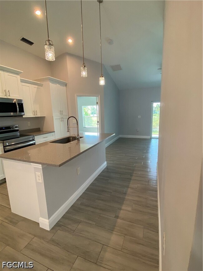 Building Photo - 2215 Hogan Dr