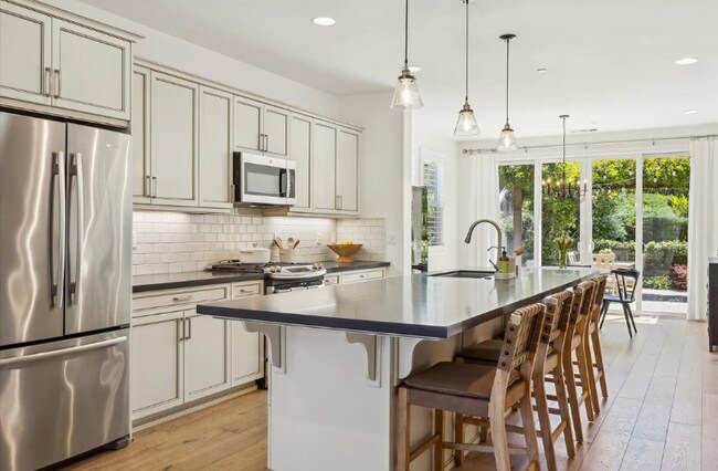 Foto del edificio - 3207 Daisy Ln