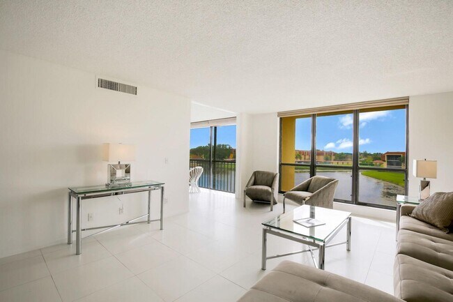 Foto del edificio - 5344 Woodland Lakes Dr