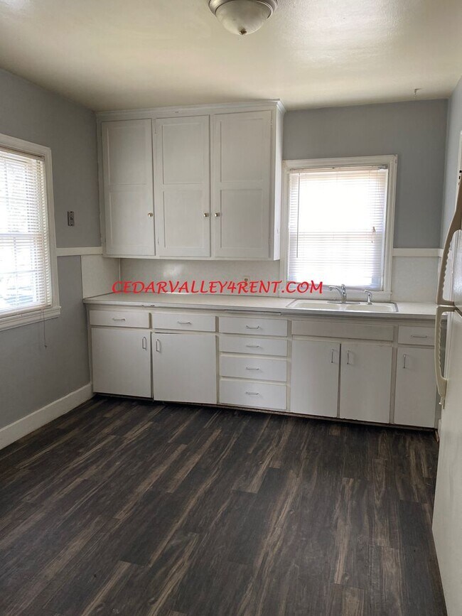 Foto del edificio - 2 Bedroom, 1 Bath Home at 539 Edison St Wa...