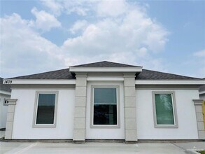 Building Photo - 1513 Shavano Dr