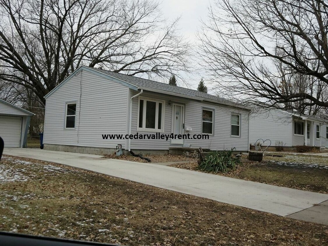 Primary Photo - 3 Bedroom, 1 Bath with Double Stall Detach...