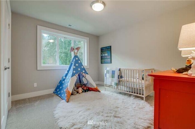 Foto del edificio - Beautiful 5 Bedroom 4 Bathroom Home in Lake Forest Park!