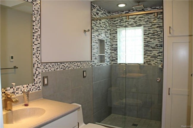 Building Photo - 239 Oak Ridge Dr