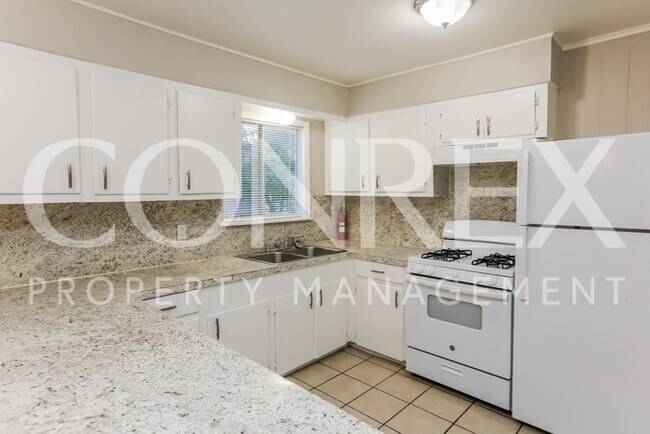 Building Photo - Quaint Three Bedroom for Rent