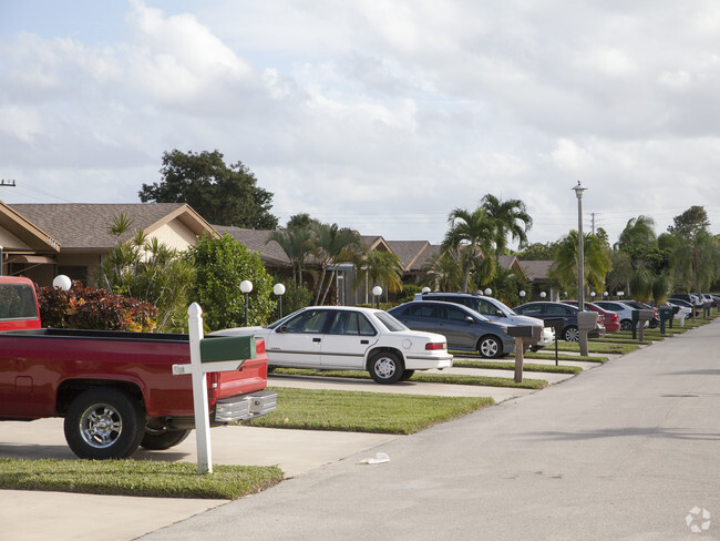 Building Photo - Delray Villas III