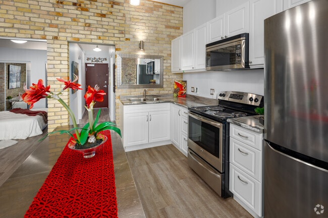 1 BR, 1 BA - 700 SF - 127 King St