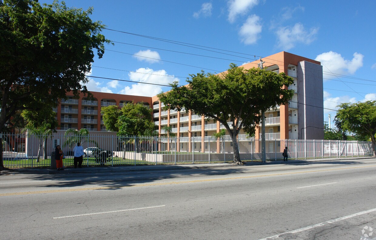 Primary Photo - Peters Plaza