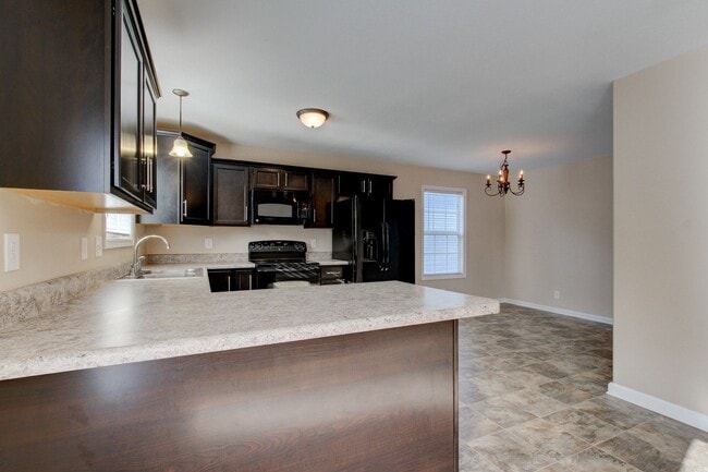 Foto del edificio - Charming Home Open Floor Plan with Spaciou...