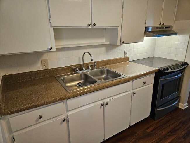 Building Photo - 5306 Oakwood Ct
