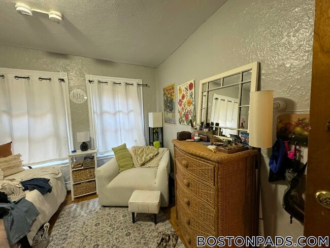 Building Photo - 40 Anderson St