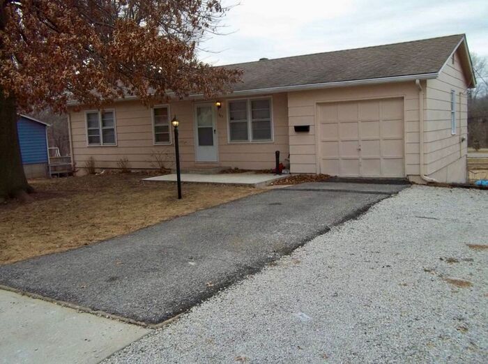 Foto principal - Darling 4 Bed 2 Bath Ranch in Olathe-Comin...