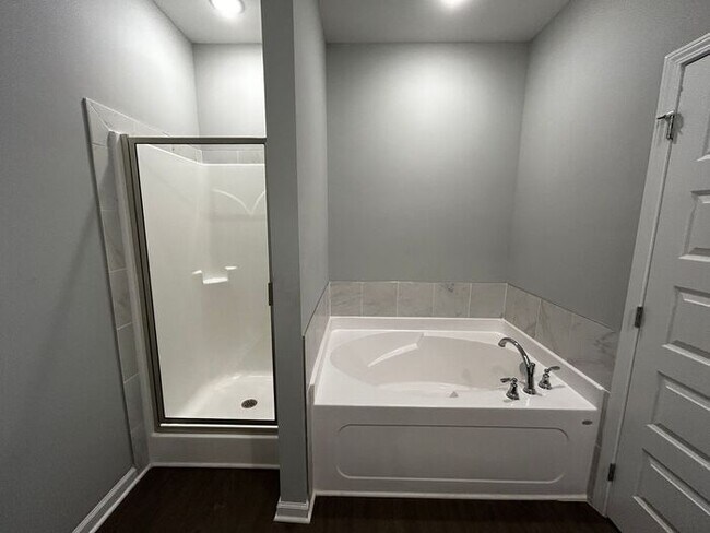 Foto del edificio - Beautiful 4-Bedroom Home with Serene Outdo...