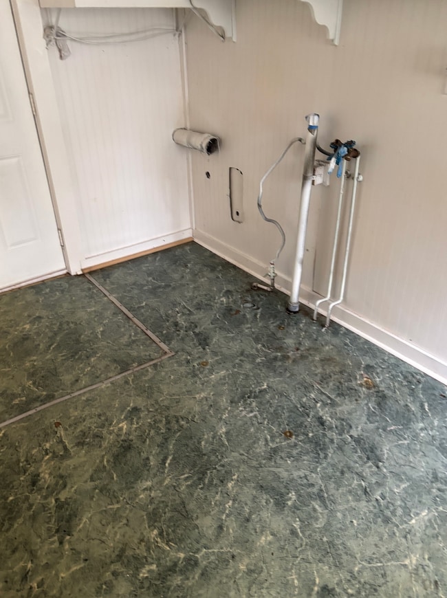 Building Photo - 4 bed 1 bath