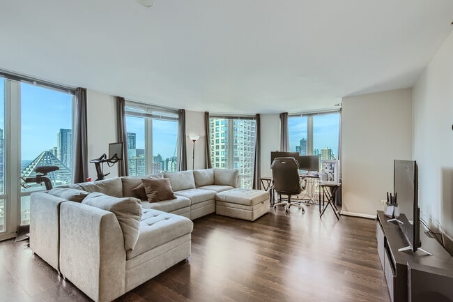Building Photo - 345 N La Salle Dr
