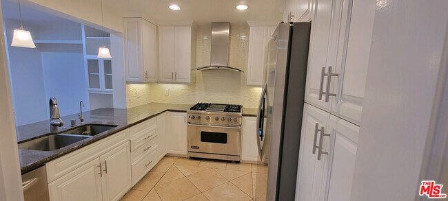 Foto del edificio - 6740 Hillpark Dr