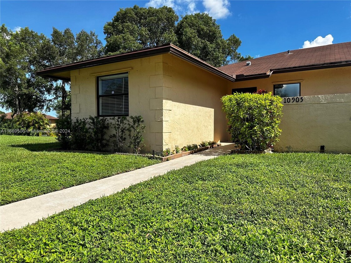 Foto principal - 10905 NW 29th Pl