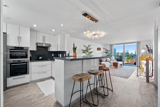 Building Photo - 4000 NE 170th St