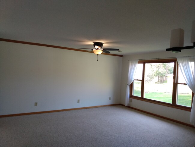 Large living room - 1718 N Salem Rd