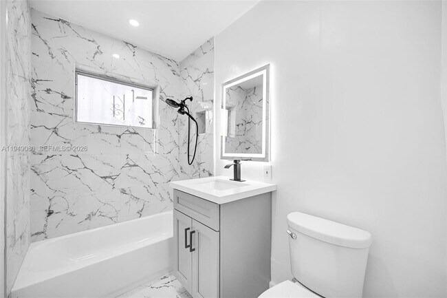 Foto del edificio - 645 NE 149th St