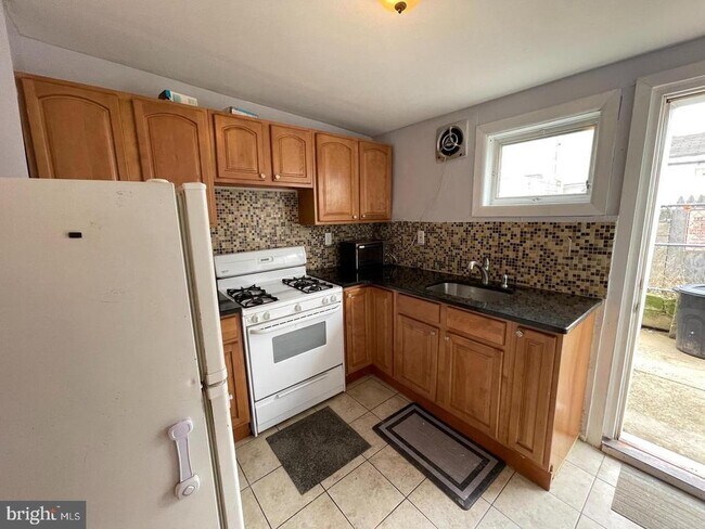 Building Photo - 2509 E Monmouth St