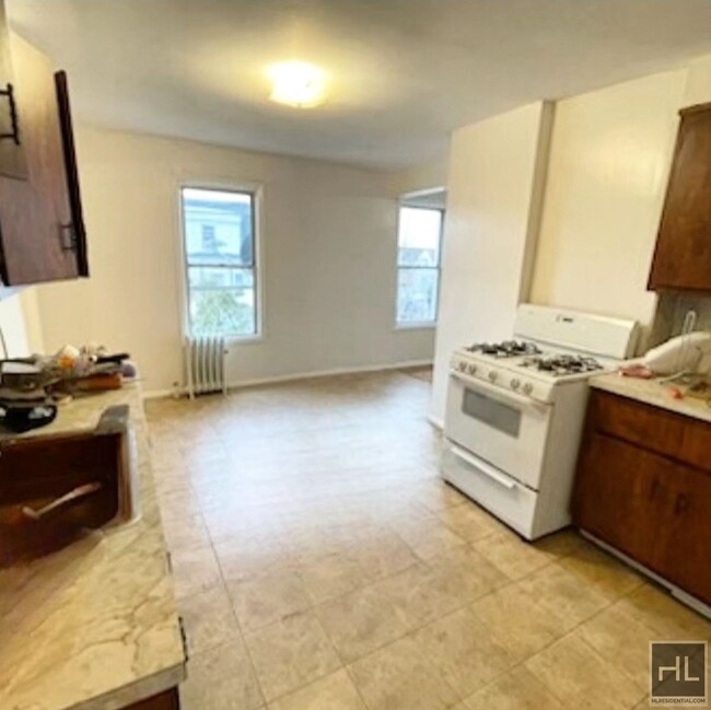 Building Photo - ***SUN FILLED 2 BED/1 BATH BATH BEACH/BENS...