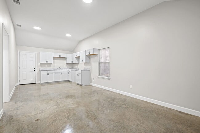 Building Photo - 660 Gilleas Rd