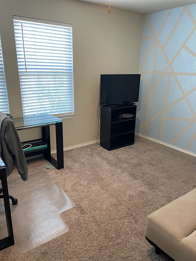 Foto del edificio - Room in House on Ashworth Blvd