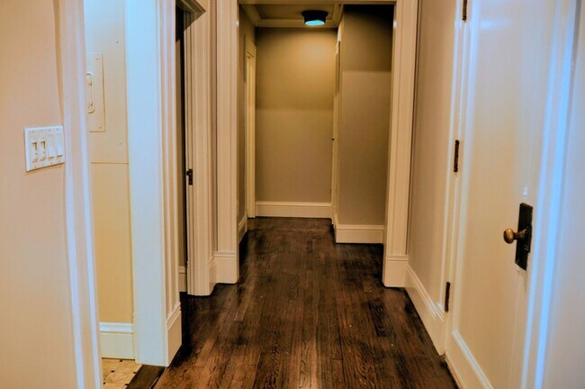 Building Photo - Remodeled 1br+office at the storied Francesca building