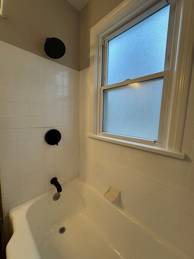 Building Photo - 3 bd , 1.5 baths remodeled Bungalow