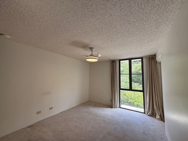 Foto del edificio - Spacious one bedroom, one bath with two pa...